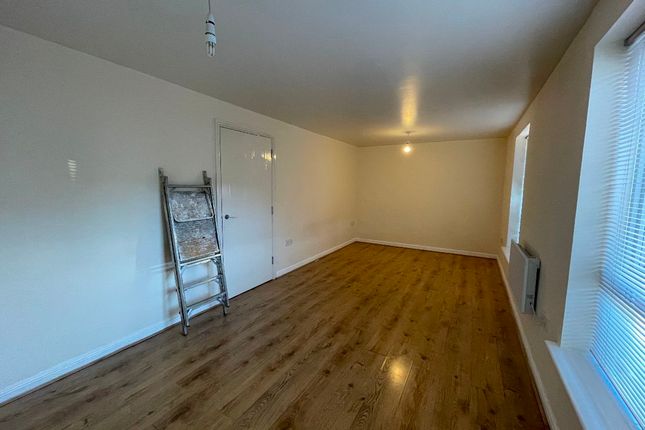 Flat 3, 126 Felixstowe Road, London photo 2