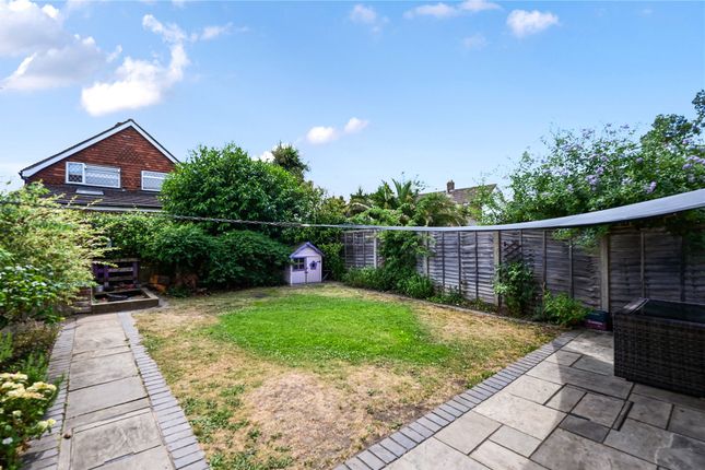 22, Tanglyn Avenue, Surrey photo 3