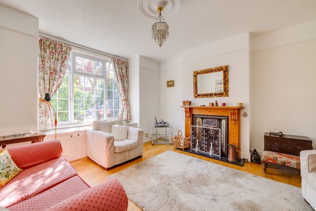 26 Howgate Road, London photo 3