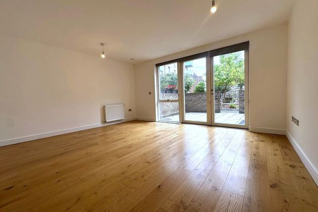 2 Severin Court, East Street, London photo 4