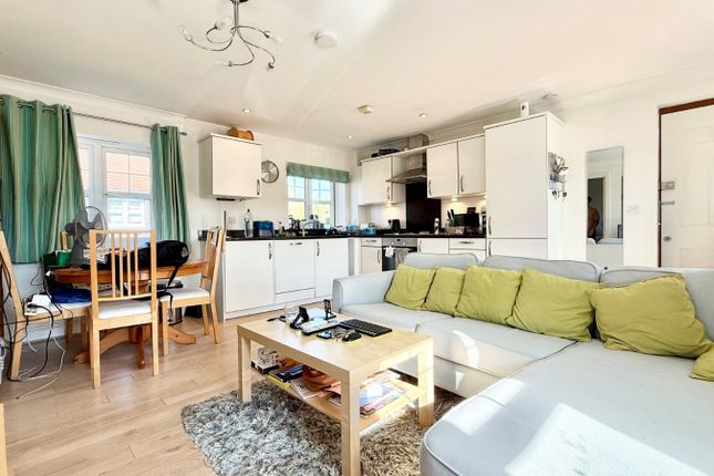 3, Wren Gardens, Bracknell photo 2