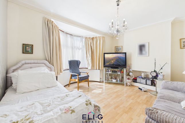 46 Holders Hill Avenue, London photo 5