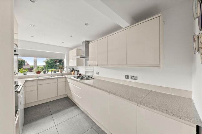 16, Woodhall Close, Uxbridge photo 3