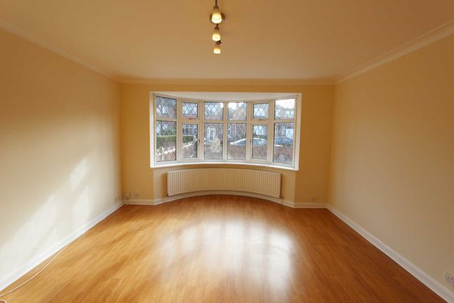 28, Downfield, Worcester Park photo 3