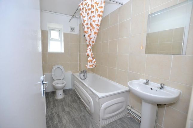 Flat 15, Roche House, Beccles street, London photo 4