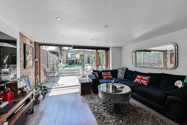 Maisonette for sale in Balls Pond Road, Hackney, London