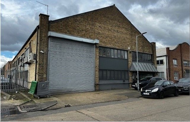 Warehouse to let in Lea Road, Waltham Abbey