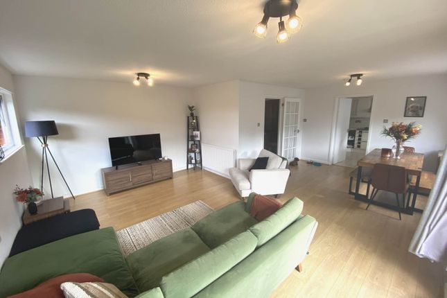18, Lakeside Court, Borehamwood photo 2