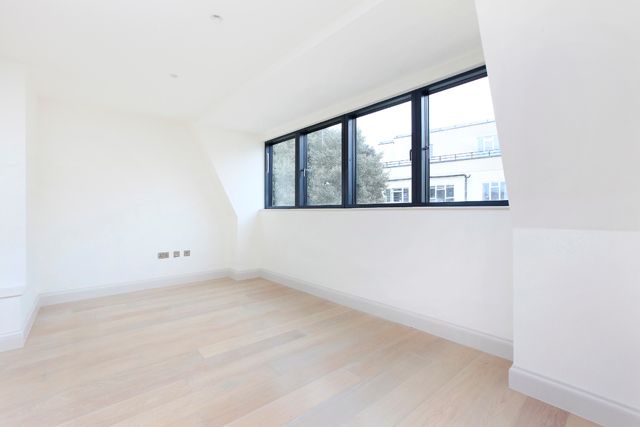 Flat to rent in Alderbrook Road, Clapham South, London