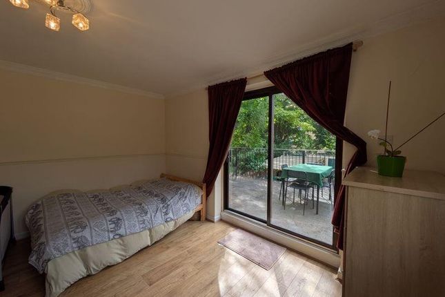 A Cozy, Well-Maintained Single Bedroom With Wood F...