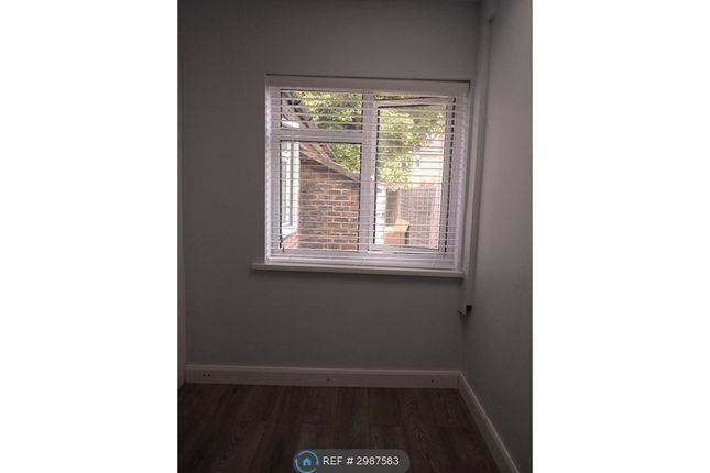 Massetts Road, Horley photo 5