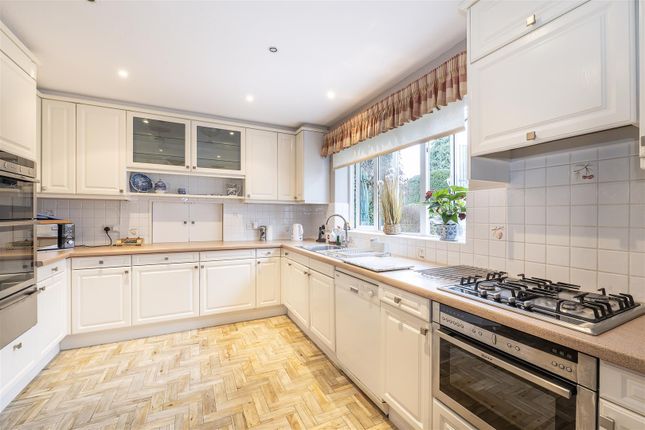 15, Barns Dene, Harpenden photo 2