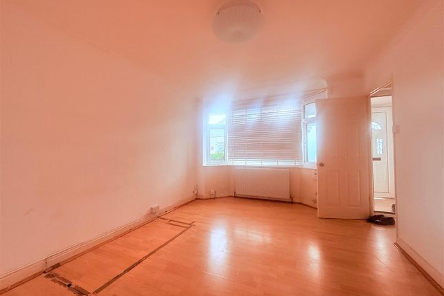 8, Strathearn Avenue, Hayes photo 2
