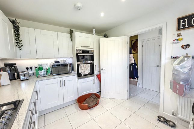 6, Meadow Crescent, Coxheath photo 3
