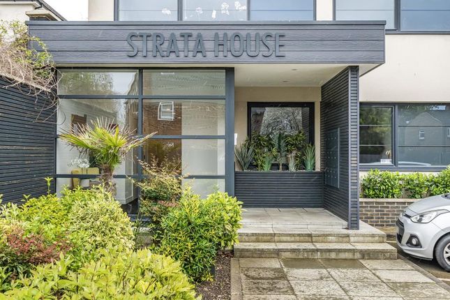 Flat to rent in Batavia Road, Sunbury-On-Thames
