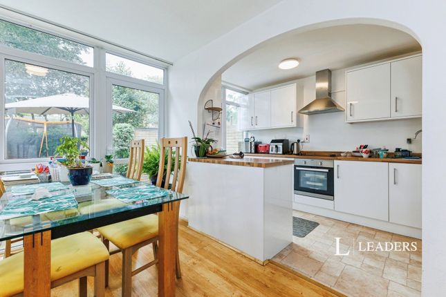 54, Weymede, West Byfleet photo 4