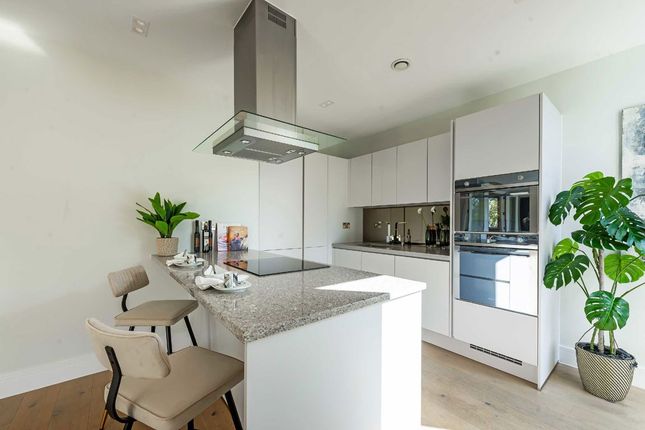 Flat 6, Bishops Wood Court, 29, Aylmer Road, London photo 3