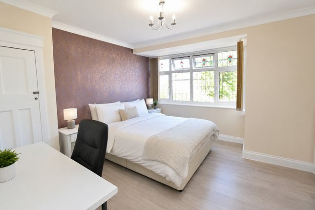 31, Linley Crescent, Romford photo 5