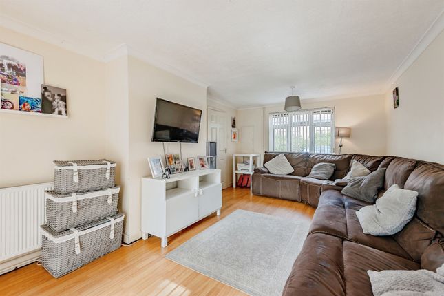 2, Steyning Close, Crawley photo 2
