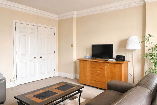 Flat 178B, Chiltern Court, London photo 3