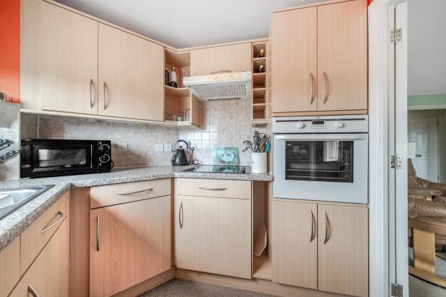 Flat 42 Benedict Court,, Western Avenue, Newbury photo 4