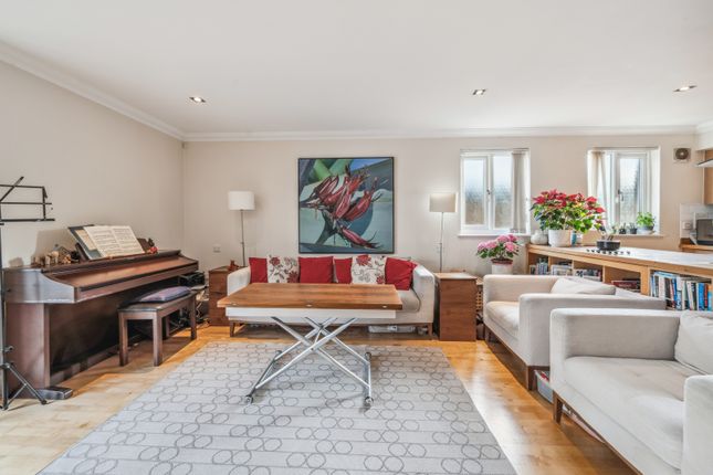 Flat for sale in Balham High Road, London