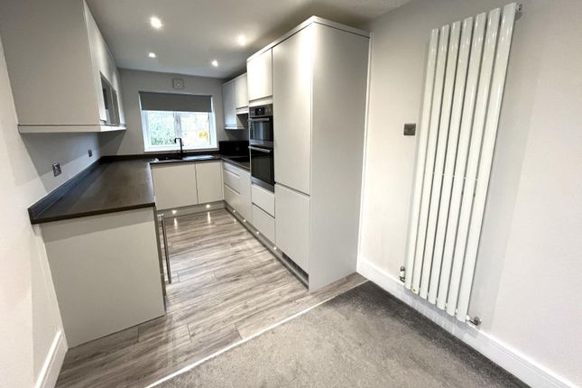 30, Oakdene Vale, Leeds photo 4