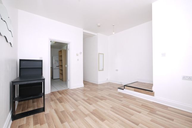 5  Flat 5, Brooksbank Street, London photo 3