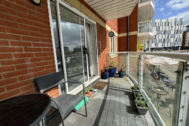 Flat for sale in The Waterfront, Neptune Square, Marina Ipswich