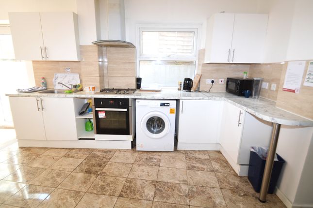49, Roydene Road, London photo 3