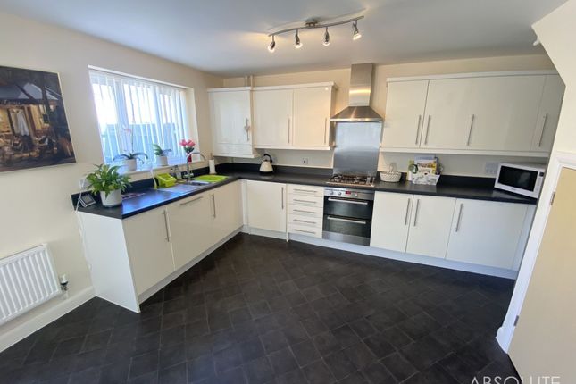 58 Pavilions Close, Brixham photo 3