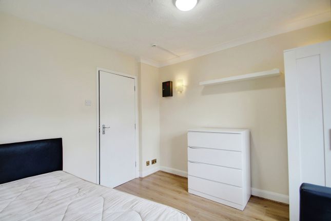 Room to rent in Willow Tree Close, Hayes