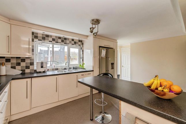 42, Byron Gardens, Tilbury photo 4