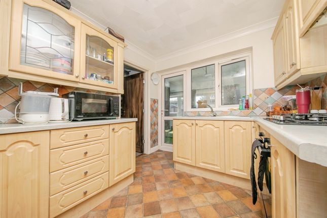 18, Pembroke Gardens, Clacton-On-Sea photo 4