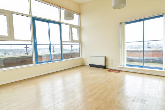 Flat to rent in London Road, London