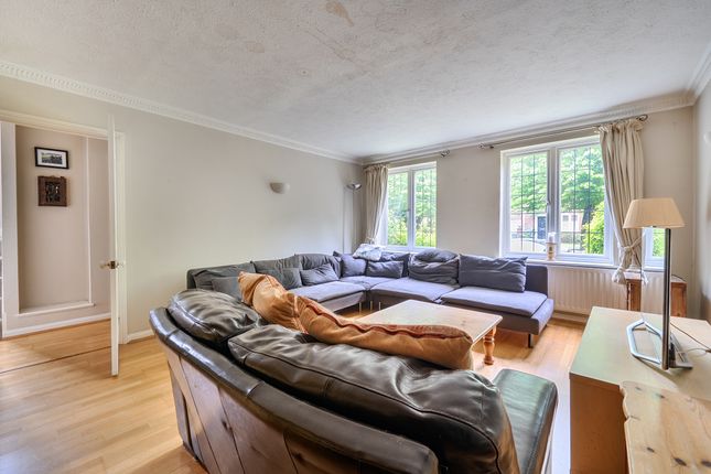 6, Dove House Green, Weybridge photo 5