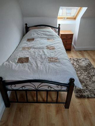 Loft Converted Double Room Ideal For Single Female In A Family House-