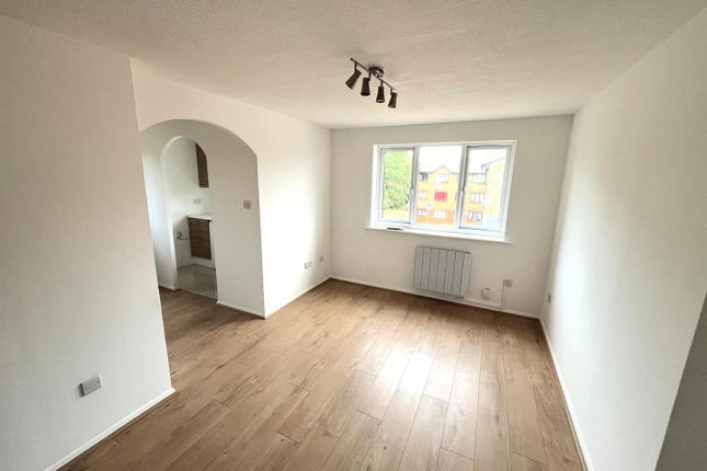 Studio flat on 222, Streamside Close, Edmonton, £1,295/mo