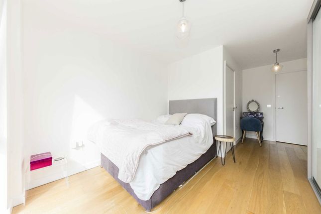 Flat 27, Lighterage Court, High Street, Brentford photo 4