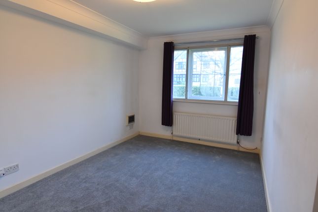 Flat to rent in Lansdowne Road, Purley