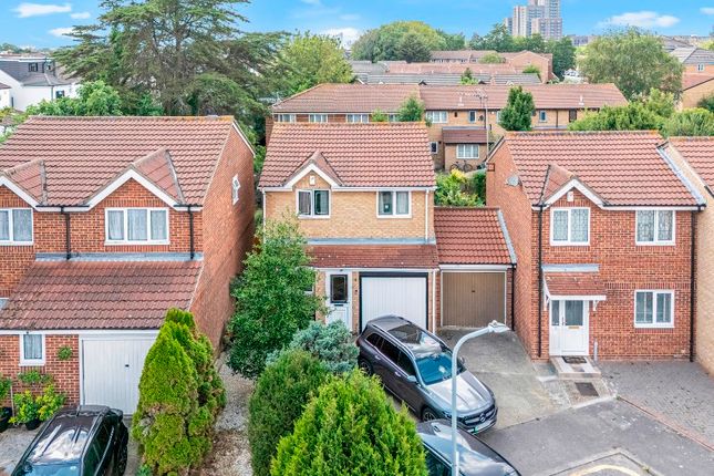 4 Talisman Close, Ilford photo 3