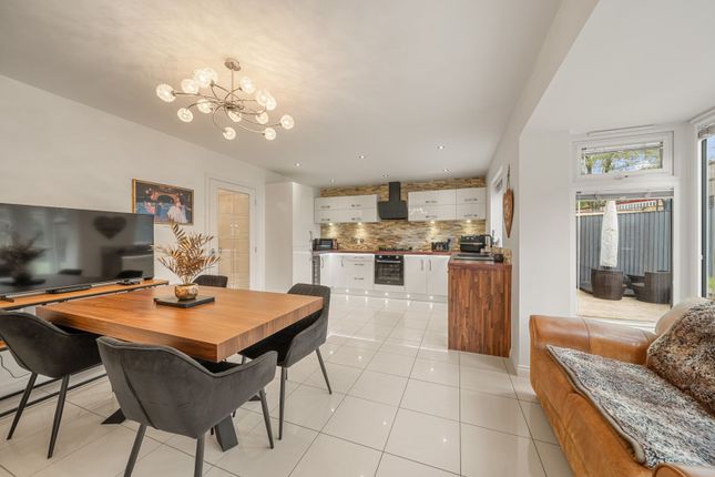 5, Black Myres Close, Bradford photo 2
