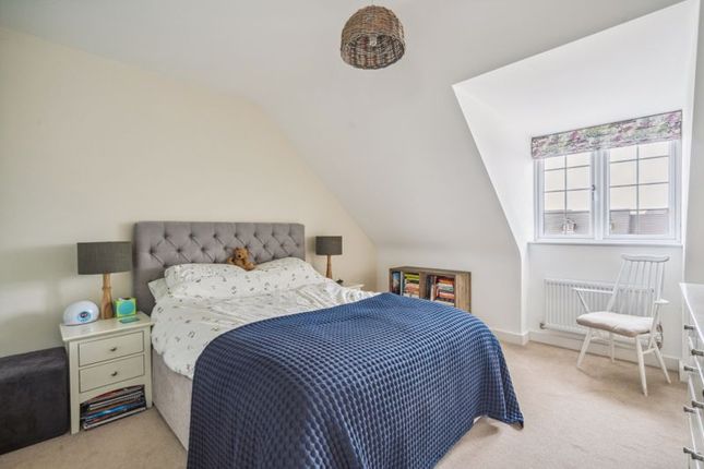 Town house for sale in Saxon Square, Thame