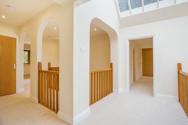 6 Vicarage Way 32...