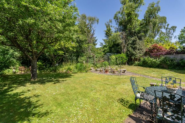 103, Hillside Gardens, Betchworth photo 4
