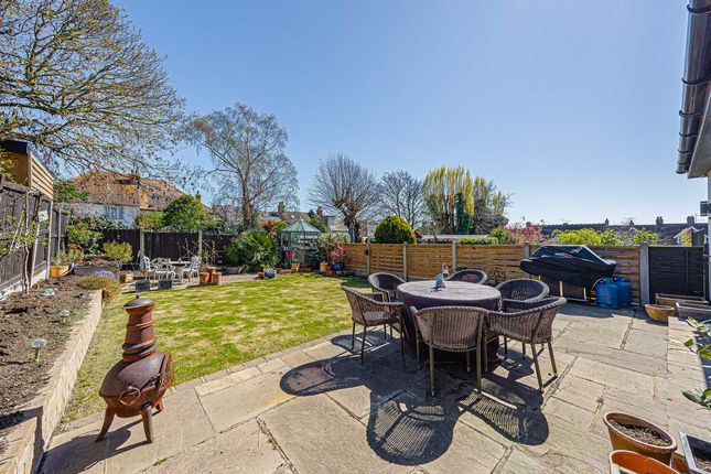 70, Leigh Cliff Road, Leigh-on-sea photo 2