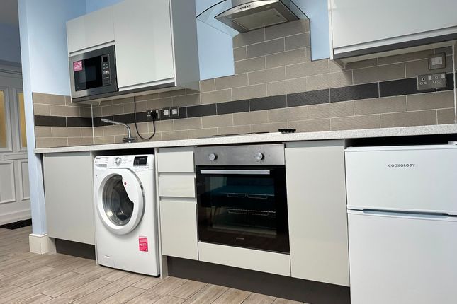 1 Derwent Avenue, London photo 3