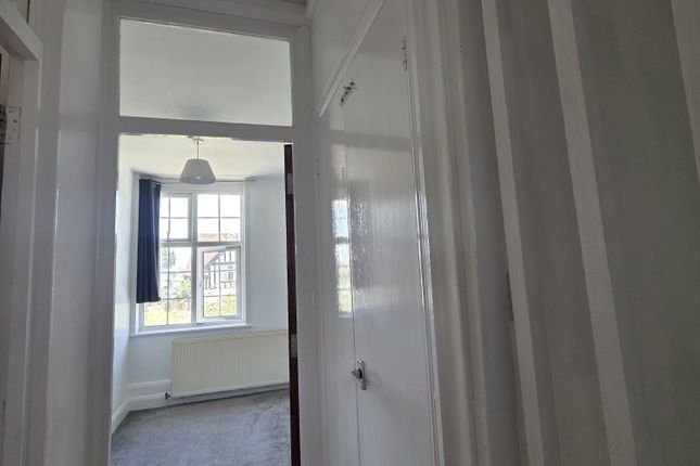 251a Oakleigh Road North, LONDON photo 3