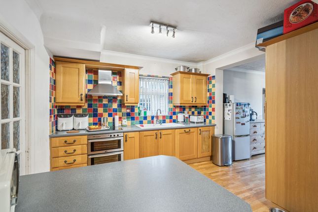 11 Park Close, Bushey photo 3