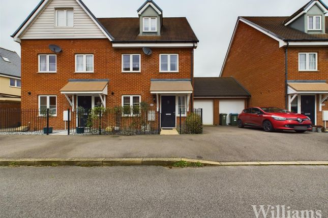 Thumbnail Town house for sale in Crawford Road, Berryfields, Aylesbury